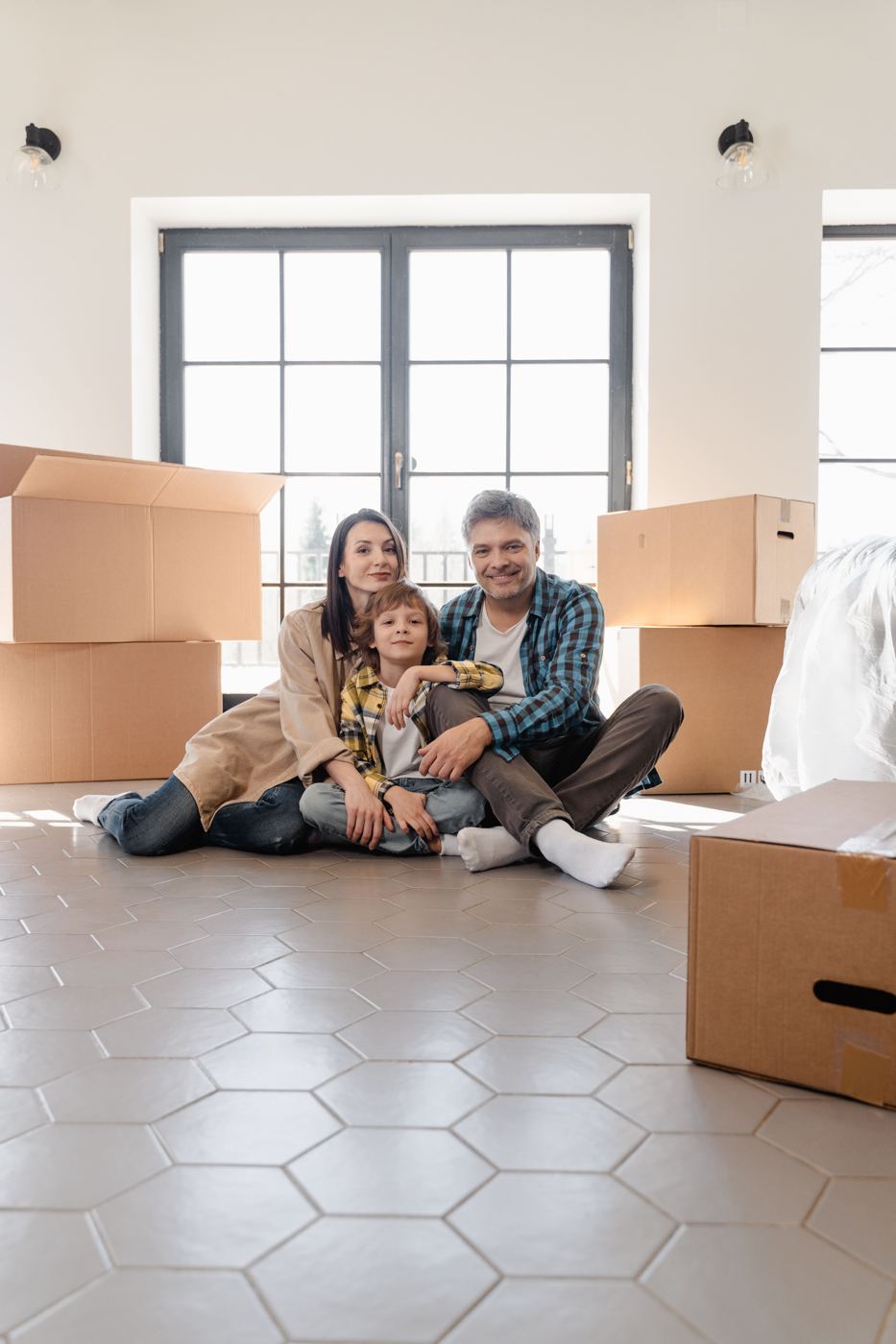 Familie beim Einzug in ihr neues Zuhause